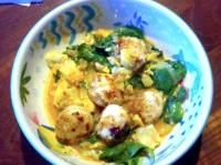Scallops With Spinach and Artichoke Hearts In Red Curry Sauce